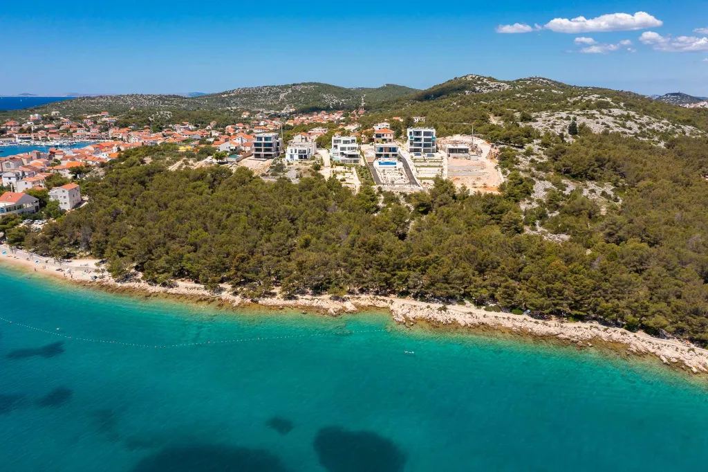 Villa with Pool and 5 Bedrooms in Jezera