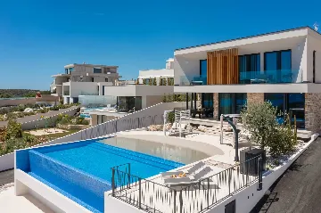 Villa with Pool and 5 Bedrooms in Jezera