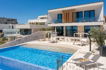 Villa with Pool and 5 Bedrooms in Jezera