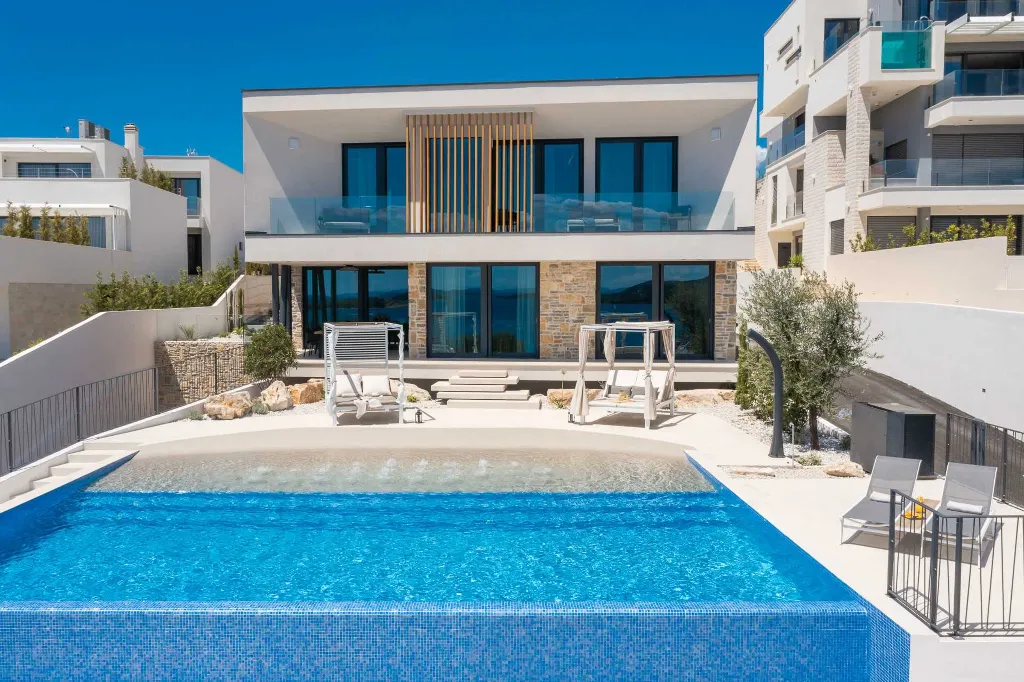 Villa with Pool and 5 Bedrooms in Jezera