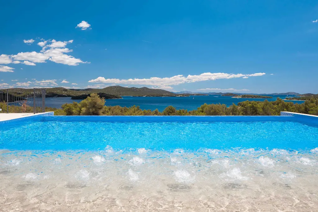 Villa with Pool and 5 Bedrooms in Jezera