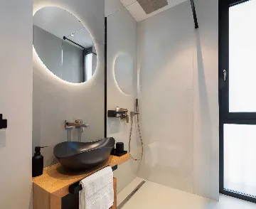 Villa with Pool and 5 Bedrooms in Jezera