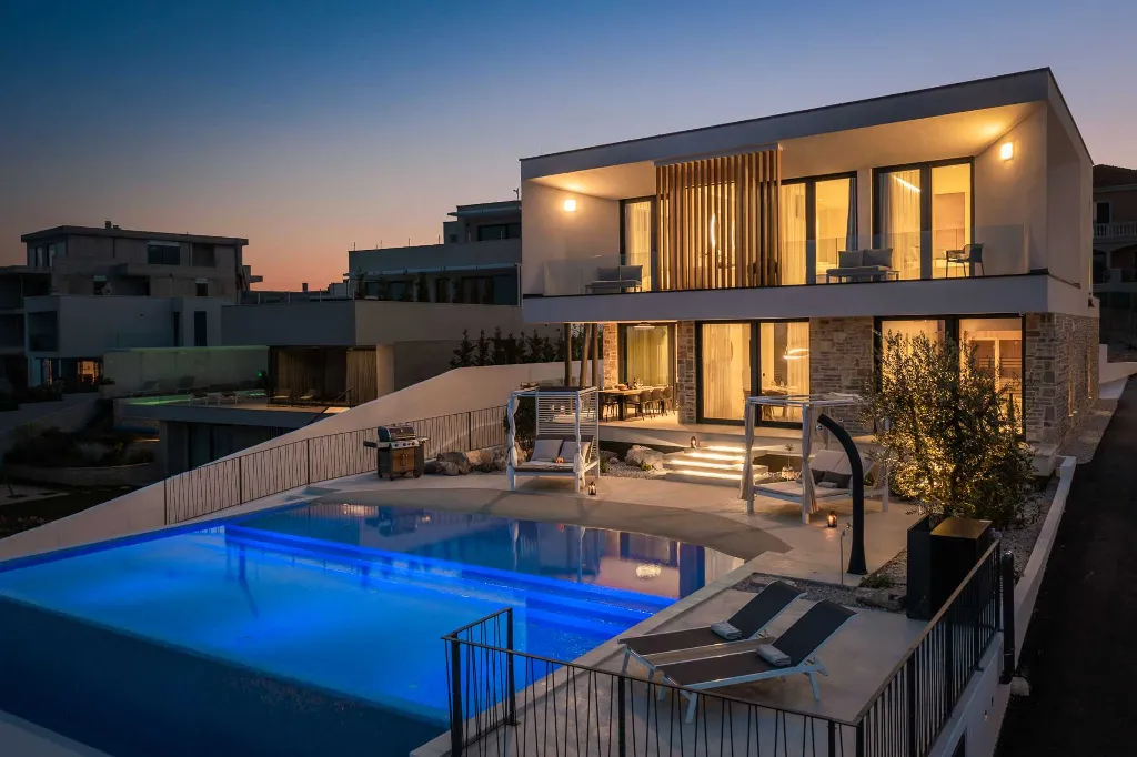 Villa with Pool and 5 Bedrooms in Jezera