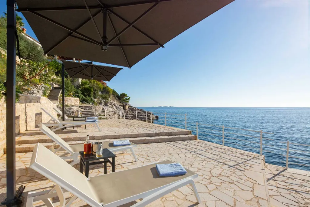 Contemporary Seafront Villa with Pool in Dubrovnik