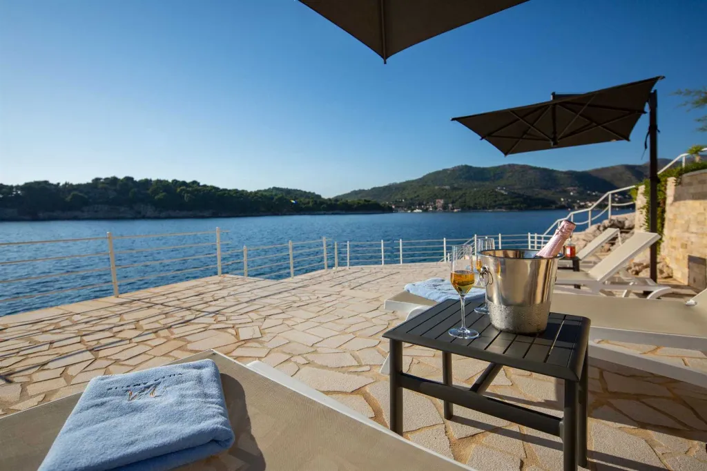 Contemporary Seafront Villa with Pool in Dubrovnik
