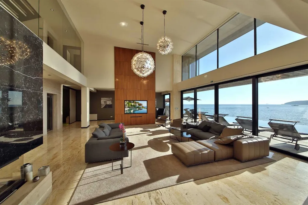 Contemporary Seafront Villa with Pool in Dubrovnik