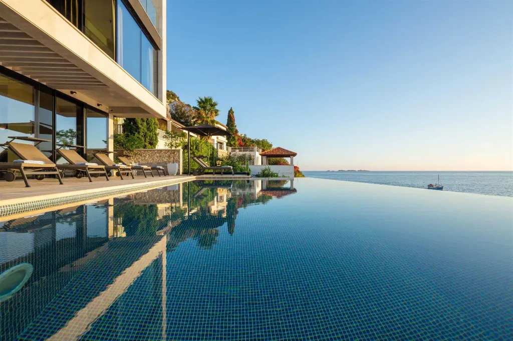 Contemporary Seafront Villa with Pool in Dubrovnik