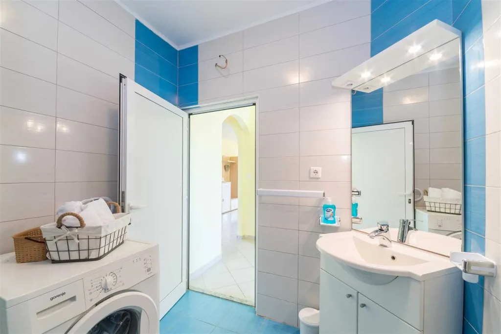 Bibinje 3-Bedroom Apartment with Swimming Pool