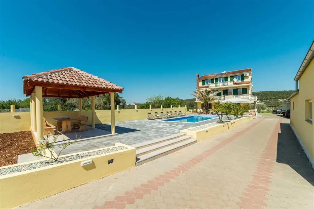 Bibinje 3-Bedroom Apartment with Swimming Pool