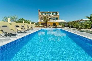Bibinje 3-Bedroom Apartment with Swimming Pool