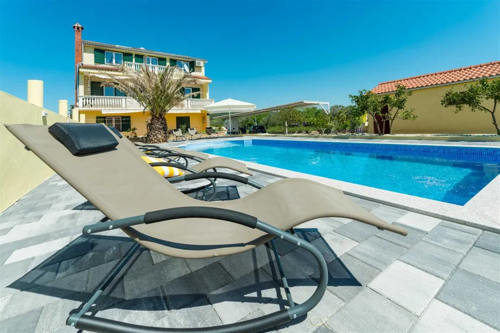 Bibinje 3-Bedroom Apartment with Swimming Pool