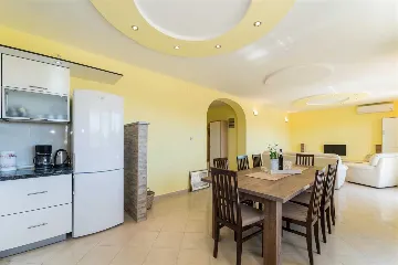 Bibinje 3-Bedroom Apartment with Swimming Pool