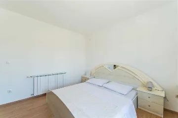 Bibinje 3-Bedroom Apartment with Swimming Pool