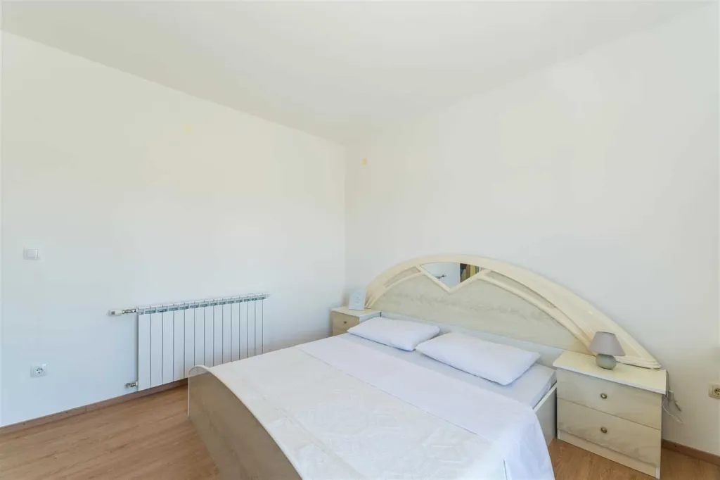 Bibinje 3-Bedroom Apartment with Swimming Pool