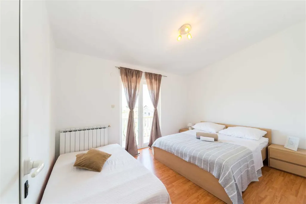 Bibinje 4-Bedroom Apartment with Shared Swimming Pool