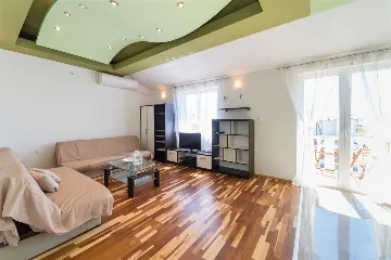 Bibinje 4-Bedroom Apartment with Shared Swimming Pool