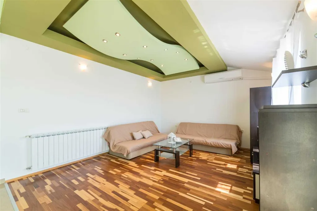 Bibinje 4-Bedroom Apartment with Shared Swimming Pool
