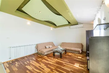 Bibinje 4-Bedroom Apartment with Shared Swimming Pool