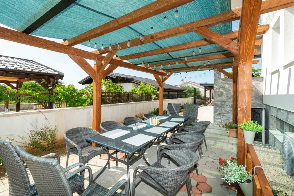 3-Bedroom Apartment with Sea View in Vir