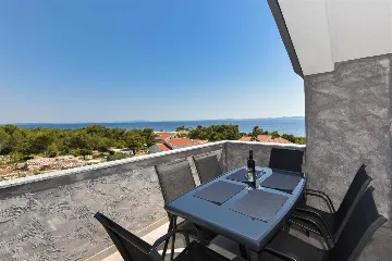 3-Bedroom Apartment with Sea View in Vir