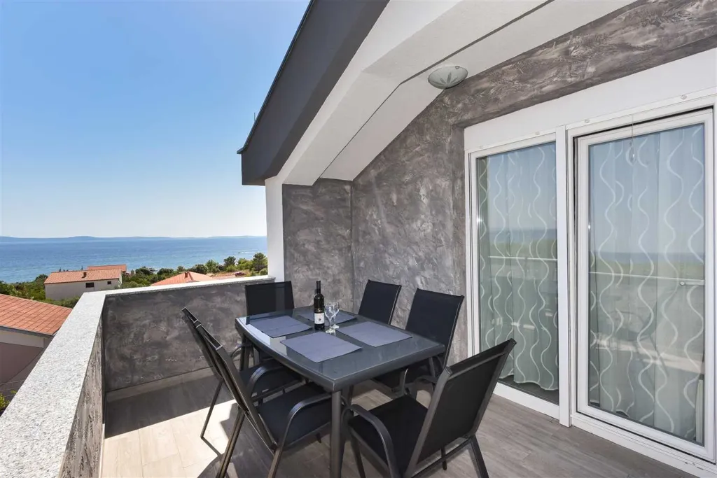 3-Bedroom Apartment with Sea View in Vir
