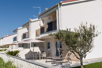 Beachfront 2-Bedroom Villa in Privlaka with Jacuzzi