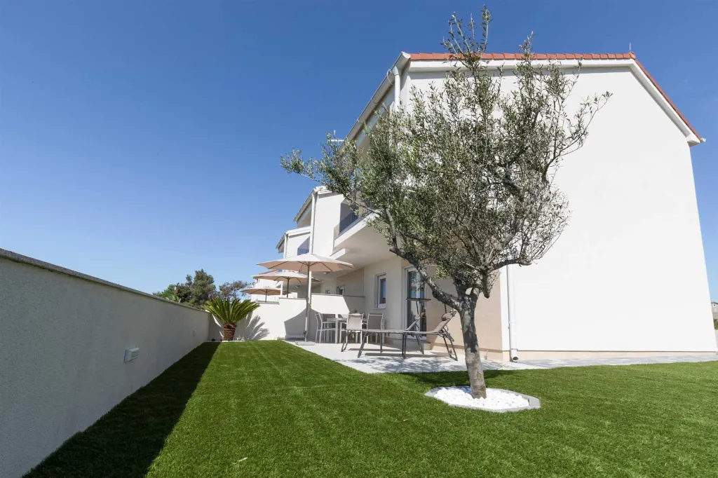Beachfront 2-Bedroom Villa in Privlaka with Jacuzzi