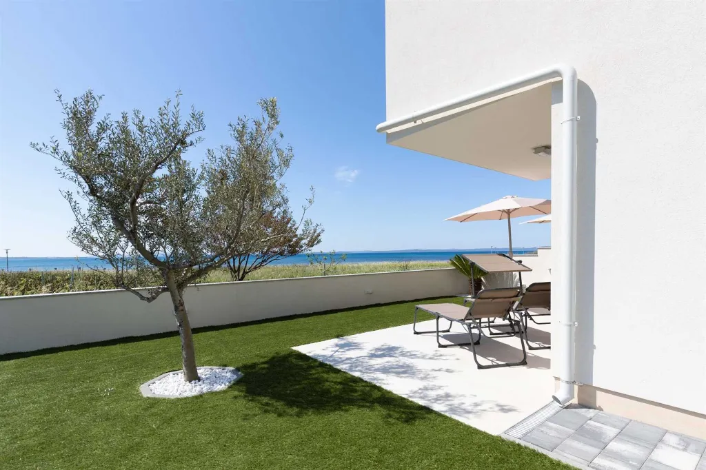 Beachfront 2-Bedroom Villa in Privlaka with Jacuzzi