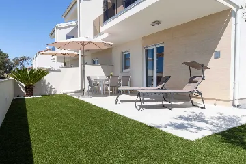 Beachfront 2-Bedroom Villa in Privlaka with Jacuzzi