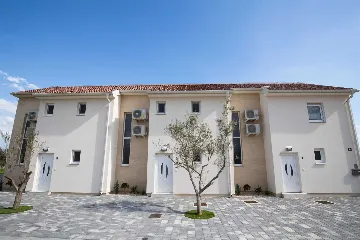 Beachfront 2-Bedroom Villa in Privlaka with Jacuzzi