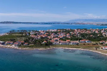 Beachfront 2-Bedroom Villa in Privlaka with Jacuzzi