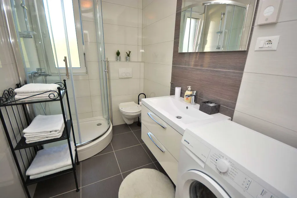 Two-Bedroom Apartment with Shared Pool in Turanj