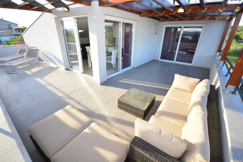 Turanj Apartment for 4 with Private Jacuzzi & Pool