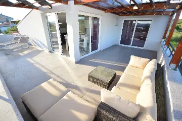 Turanj Apartment for 4 with Private Jacuzzi & Pool