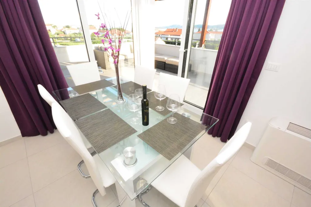 Turanj Apartment for 4 with Private Jacuzzi & Pool