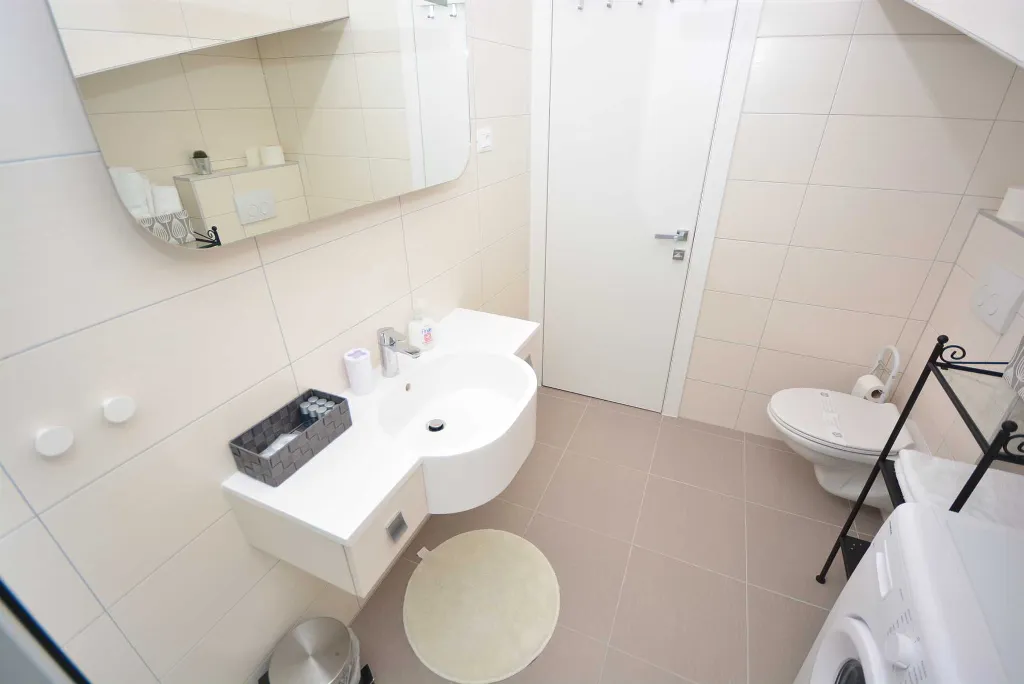 Turanj Apartment for 4 with Private Jacuzzi & Pool