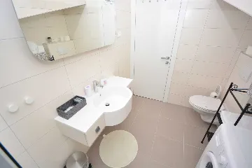 Turanj Apartment for 4 with Private Jacuzzi & Pool