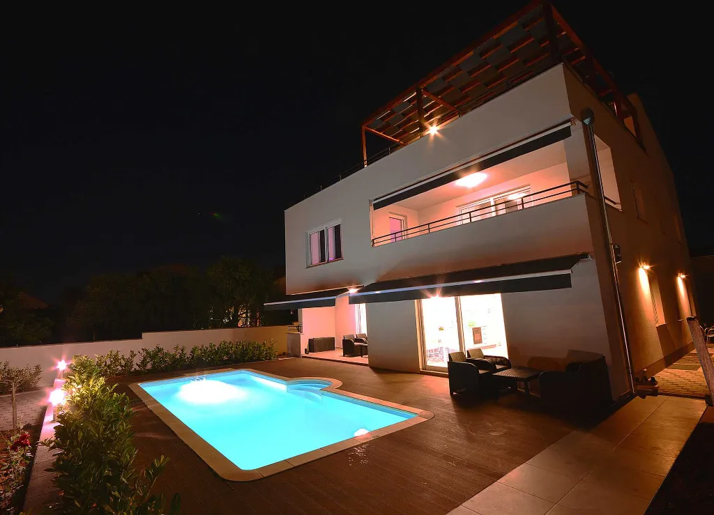 Turanj Apartment for 4 with Private Jacuzzi & Pool