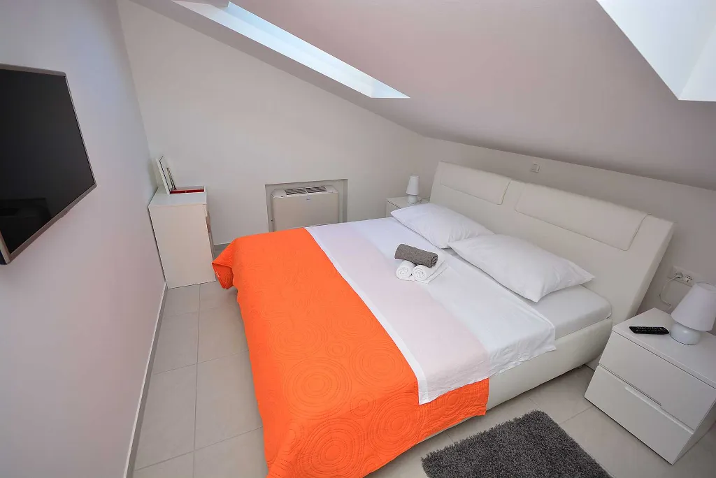 Turanj Apartment for 4 with Private Jacuzzi & Pool