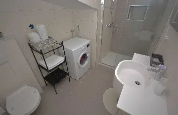 Turanj Apartment for 4 with Private Jacuzzi & Pool