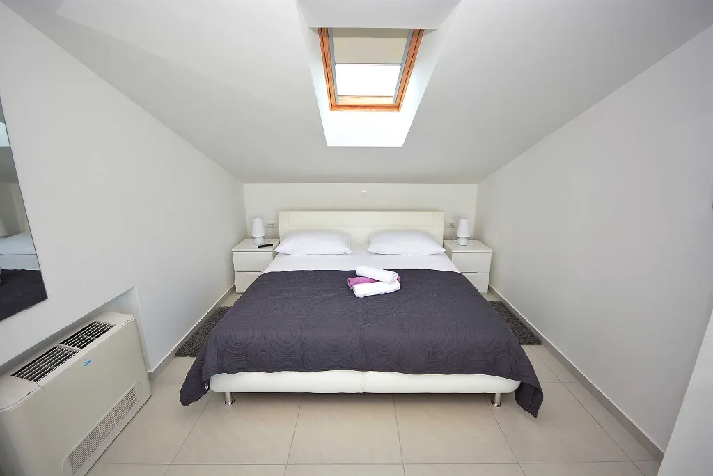Turanj Apartment for 4 with Private Jacuzzi & Pool