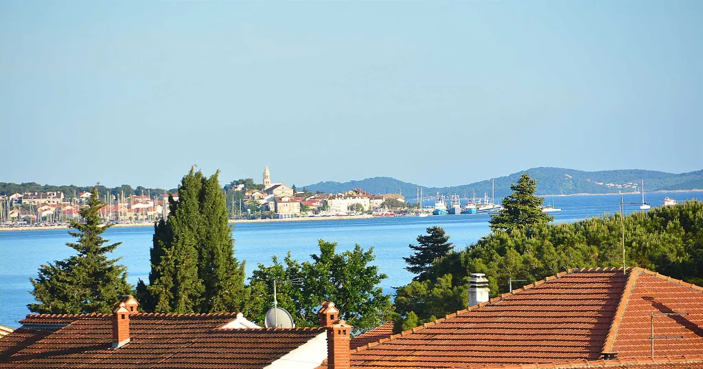 Turanj Apartment for 4 with Private Jacuzzi & Pool