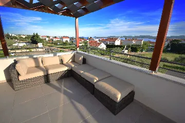 Turanj Apartment for 4 with Private Jacuzzi & Pool