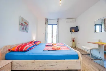 Zadar Apartment for 4 Guests with Outdoor Pool