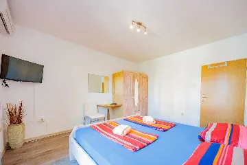 Zadar Apartment for 4 Guests with Outdoor Pool