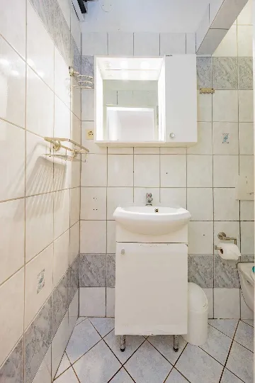 Zadar Apartment for 4 Guests with Outdoor Pool