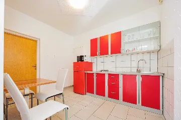 Zadar Apartment for 4 Guests with Outdoor Pool