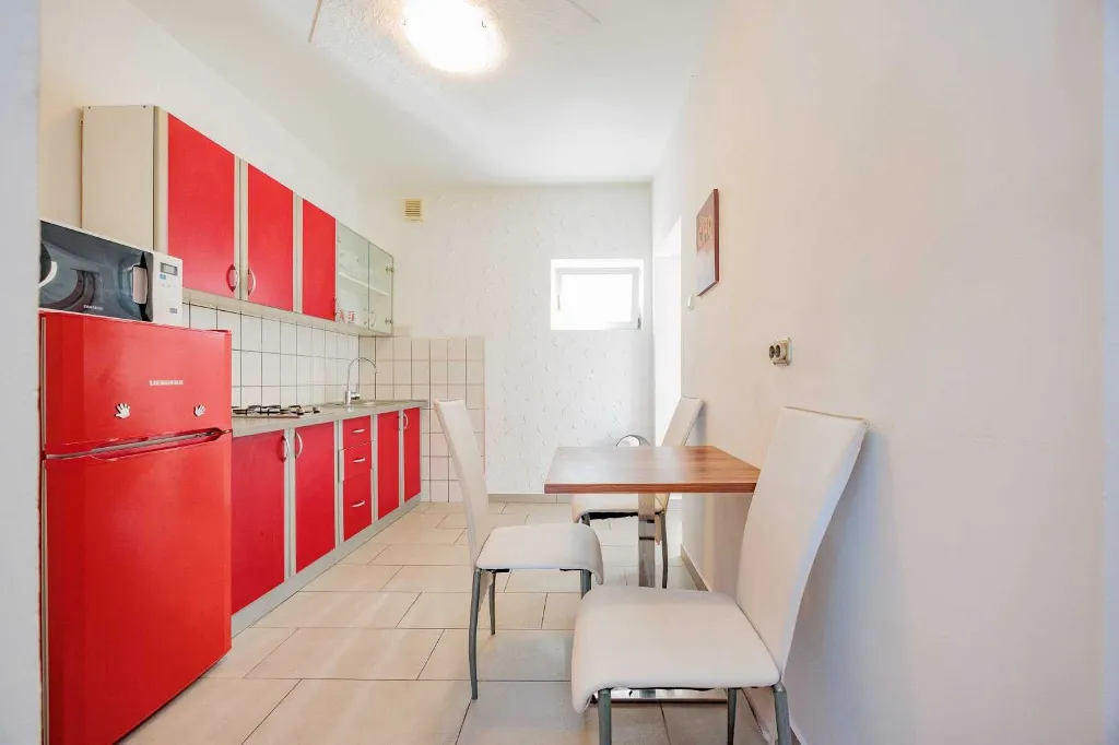 Zadar Apartment for 4 Guests with Outdoor Pool