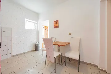 Zadar Apartment for 4 Guests with Outdoor Pool