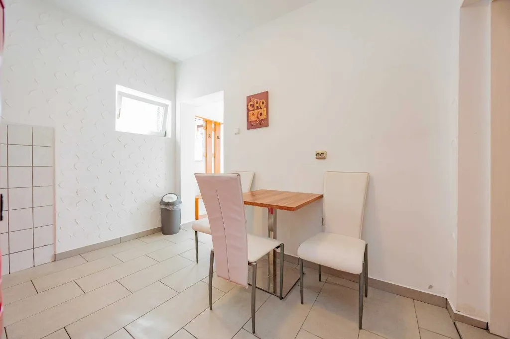 Zadar Apartment for 4 Guests with Outdoor Pool